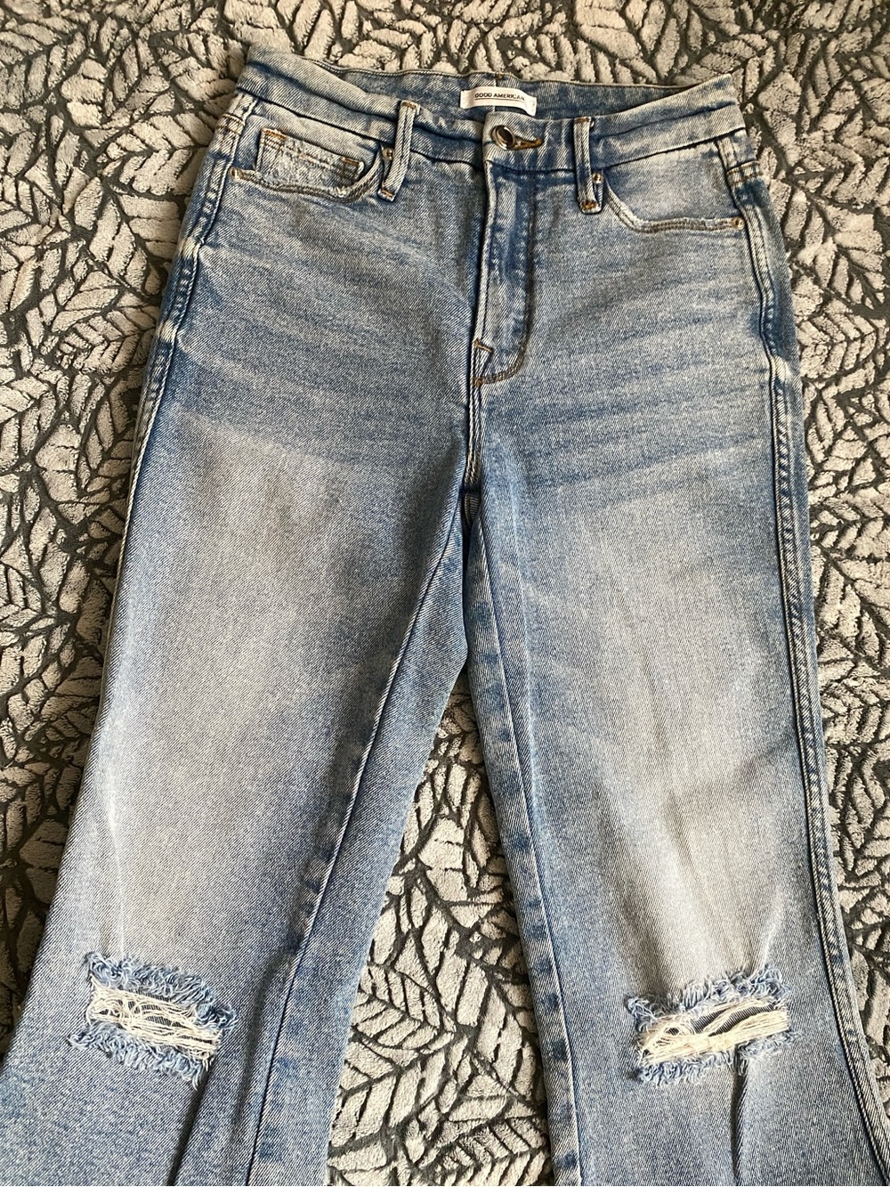 Good curve Good American Light Blue Straight-Leg Distressed Jeans